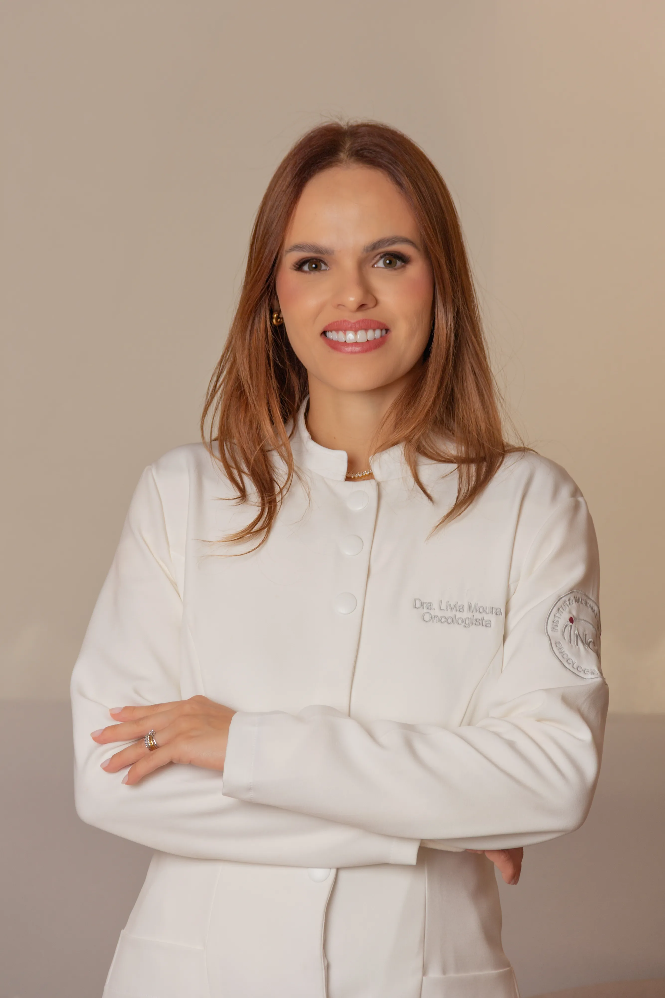 Dra. Lívia Moura, oncologista, de jaleco branco